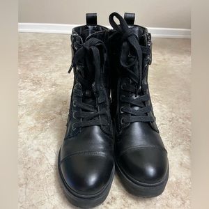 Womens Nine West Size 8 Combat quilted boots- black